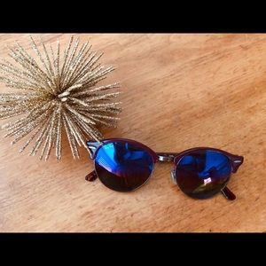 Women’s rayban club round classic never been worn!